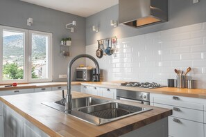 雪櫃、微波爐、焗爐、洗碗機