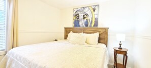 2 chambres, bureau, fer et planche à repasser, lit parapluie