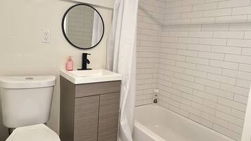 Haartrockner, Handtücher, Seife, Shampoo