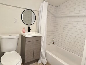 Secador de cabelo, toalhas de banho, sabonete, shampoo