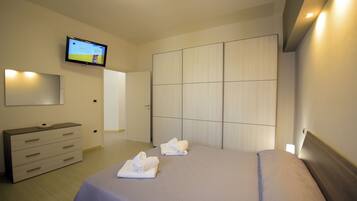 2 Schlafzimmer, Zimmersafe, Schreibtisch, BĂŒgeleisen/BĂŒgelbrett