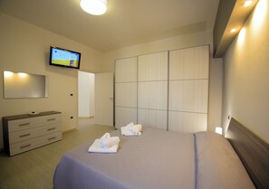 2 bedrooms, in-room safe, desk, iron/ironing board