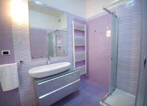 Regadera, secadora de cabello, batas, bidet 