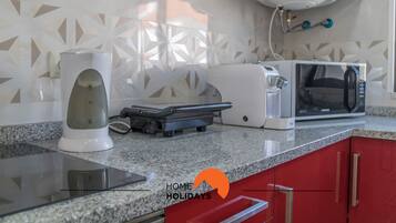 Frigorífico, microondas, horno y placa de cocina