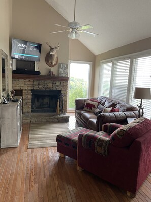 Smart TV, chimenea y futbolito
