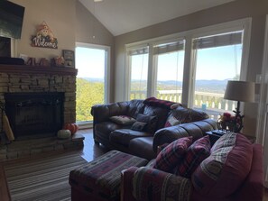 Smart TV, fireplace, table football - CHALET VILLAGE breathtaking view of Gatlinburg and the Smokey’s along tramway. (Gatlinburg)