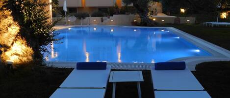 Voorkant accommodatie - avond/nacht