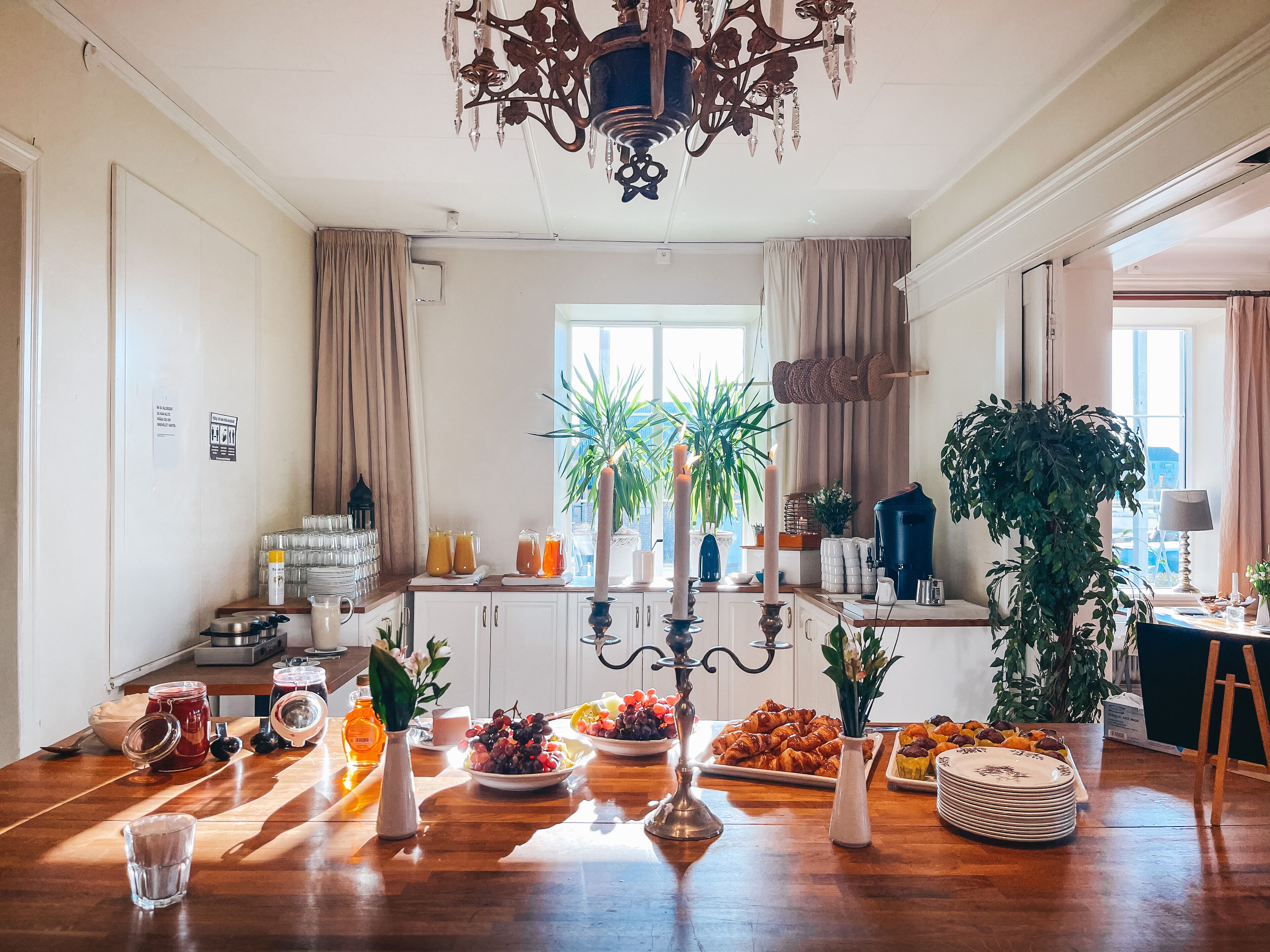 朝食 (コンチネンタル ブレックファスト)、毎日提供 (無料)