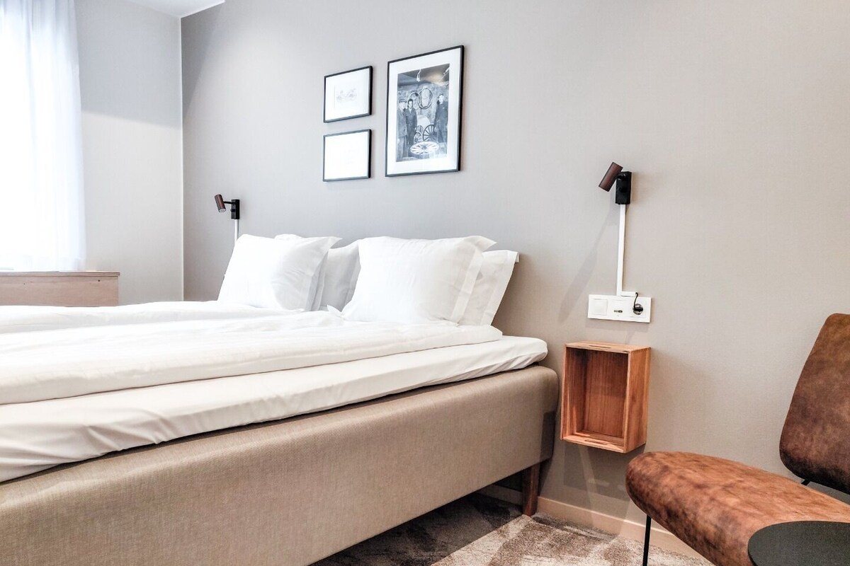 Sengetøy av topp kvalitet, minibar, skrivebord og blendingsgardiner