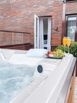 Exclusive Suite | Jetted tub