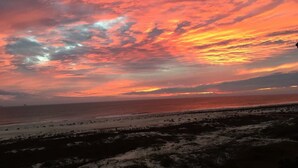 En strand med en solnedgångshimel.