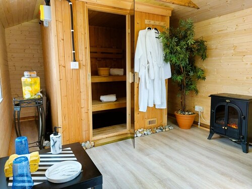 Stylish Studio with Kitchen/ Private Deck/ Sauna & Hot Tub 