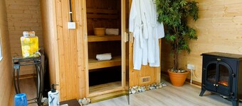 Stylish Studio with Kitchen/ Private Deck/ Sauna & Hot Tub 