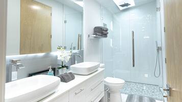 Dusj, regndusjhode, hårføner og håndklær