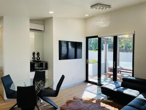 Smart TV, Netflix, Hulu, streaming services