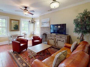 Condo, varias camas (Haven on Taylor Unit 4) | Sala de estar | Televisión de pantalla plana y chimenea 