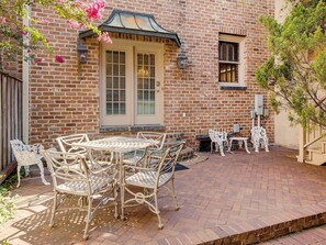 独立别墅, 多张床 (Broughton Street Main House) | 阳台