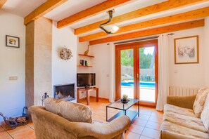 TV, fireplace