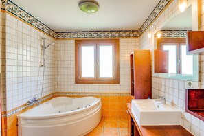 Badekar, hårtørrer, håndklæder