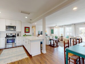 House, Multiple Beds (La De Da House) | Private kitchen