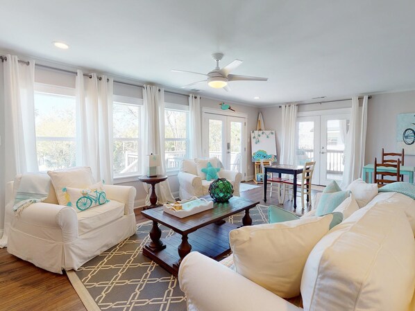 House, Multiple Beds (La De Da House) | Living room - La De Da House (Tybee Island)