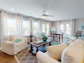 House, Multiple Beds (La De Da House) | Living room