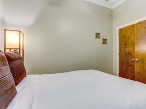 Apartment, Mehrere Betten (Bay Street Loft Unit 204) | 1 Schlafzimmer