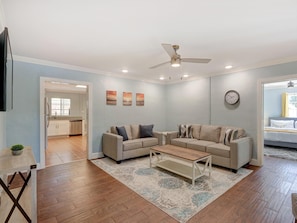 House, Multiple Beds (Sundial Inn) | Living room