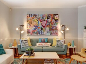 Condo, várias camas (Broughton Deco) | Sala de estar