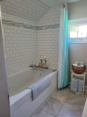 Combined shower/bathtub, jetted bath, hair dryer, towels