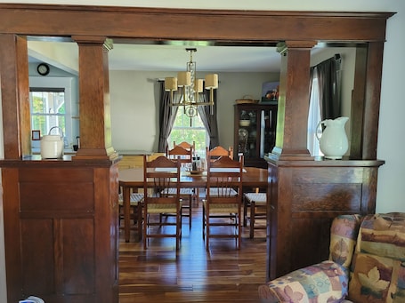 Dining. Charming Fort Ransom Getaway