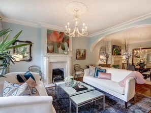 Townhouse (The Red Door Estate on Monterey) | Oppholdsrom