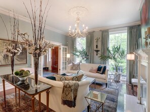 Townhouse (The Red Door Estate on Monterey) | Oppholdsrom