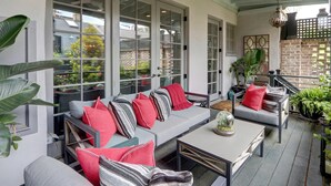 Townhouse (The Red Door Estate on Monterey) | Balkong