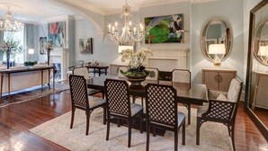Townhouse (The Red Door Estate on Monterey) | Oppholdsrom