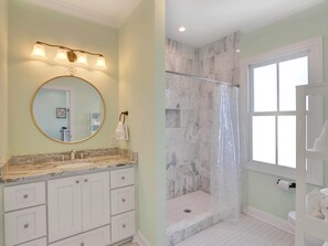 Apartment, Multiple Beds (Gaston Hideaway) | Bathroom