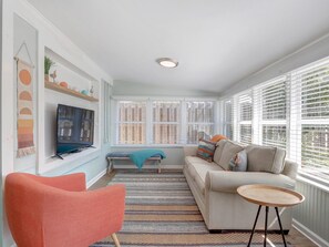 캐빈, 침대(여러 개) (Walking on Sunshine) | 거실