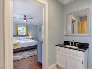 Apartment, Mehrere Betten (Sundial Inn Unit 2) | 2 Schlafzimmer, laptopgeeigneter Arbeitsplatz, WLAN