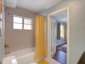 Appartement, Meerdere bedden (Sundial Inn Unit 2) | Badkamer