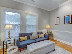 House, Multiple Beds (Hunter's Knoll Main) | Living room