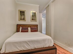 1 bedroom - Bay Street Loft Unit 201 (Savannah)