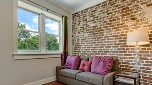 Apartment, Mehrere Betten (Bay Street Loft Unit 202) | Wohnzimmer
