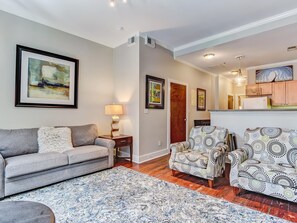 Apartamento, várias camas (Bay Street Loft Unit 203) | Sala de estar