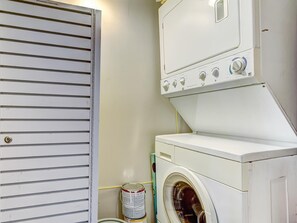 Apartamento, várias camas (Bay Street Loft Unit 203) | Lavanderia