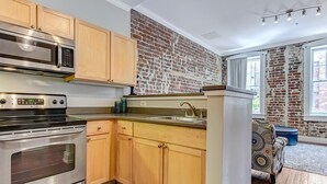 Private kitchen - Bay Street Loft Unit 203 (Savannah)