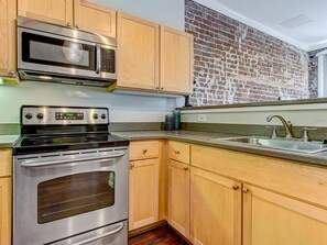 Apartamento, várias camas (Bay Street Loft Unit 203) | Cozinha privada