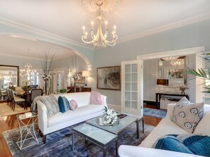 Ferienhaus, Mehrere Betten (The Red Door on Monterey) | Wohnzimmer