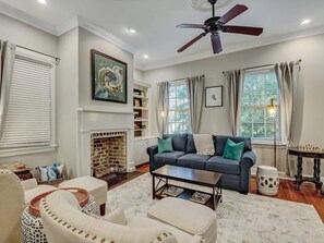 Huoneisto, useita sänkyjä (Beytagh 1872) | Olohuone