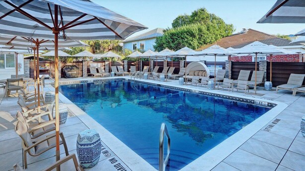 Maison, Plusieurs lits (Perry Lane Carriage House) | Piscine
