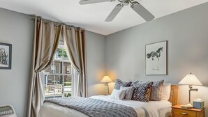 Maison, Plusieurs lits (Perry Lane Carriage House)